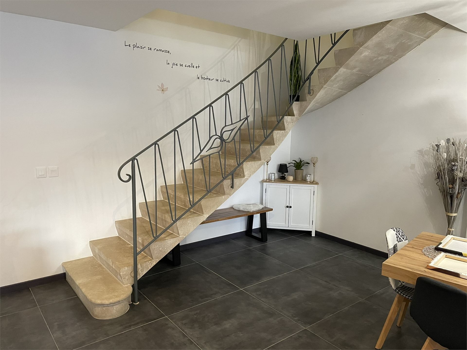 Escalier en pierre taillée avec rampe en fer forgé, réalisation Lafargue Taille de Pierre