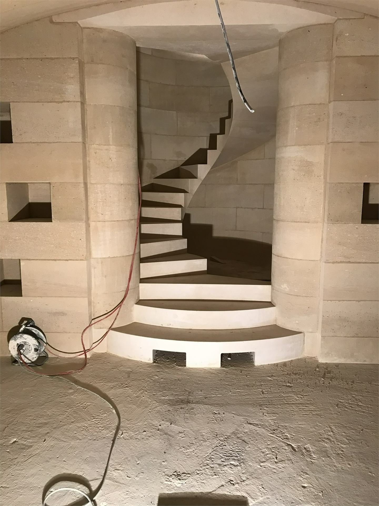 Escalier hélicoïdal en pierre de taille, vue du dessous