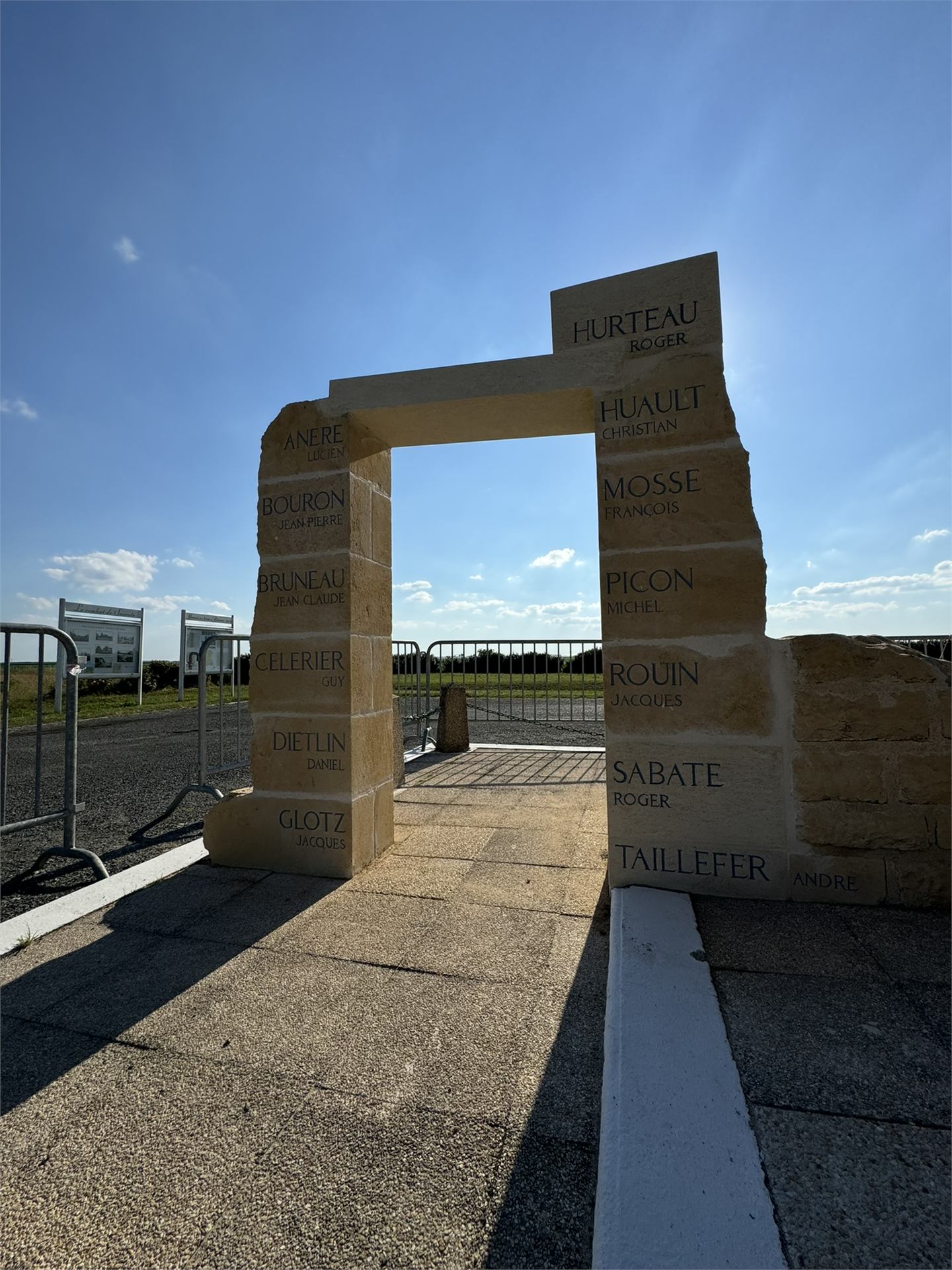 Rénovation du Mémorial de Saucats, portique en pierre gravée