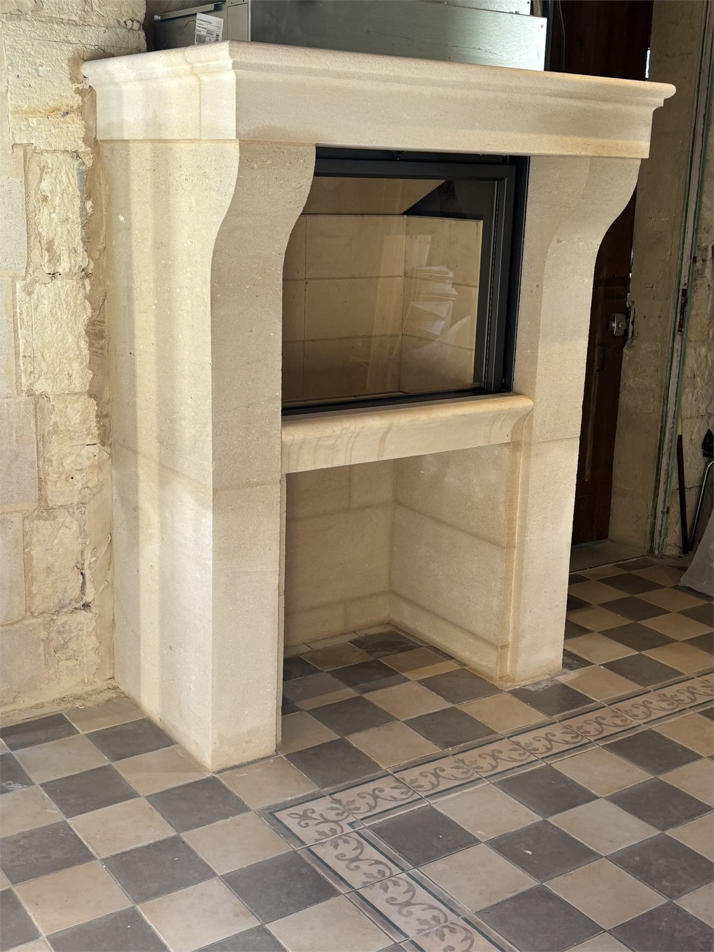 Cheminée en pierre avec insert, maçonnerie traditionnelle