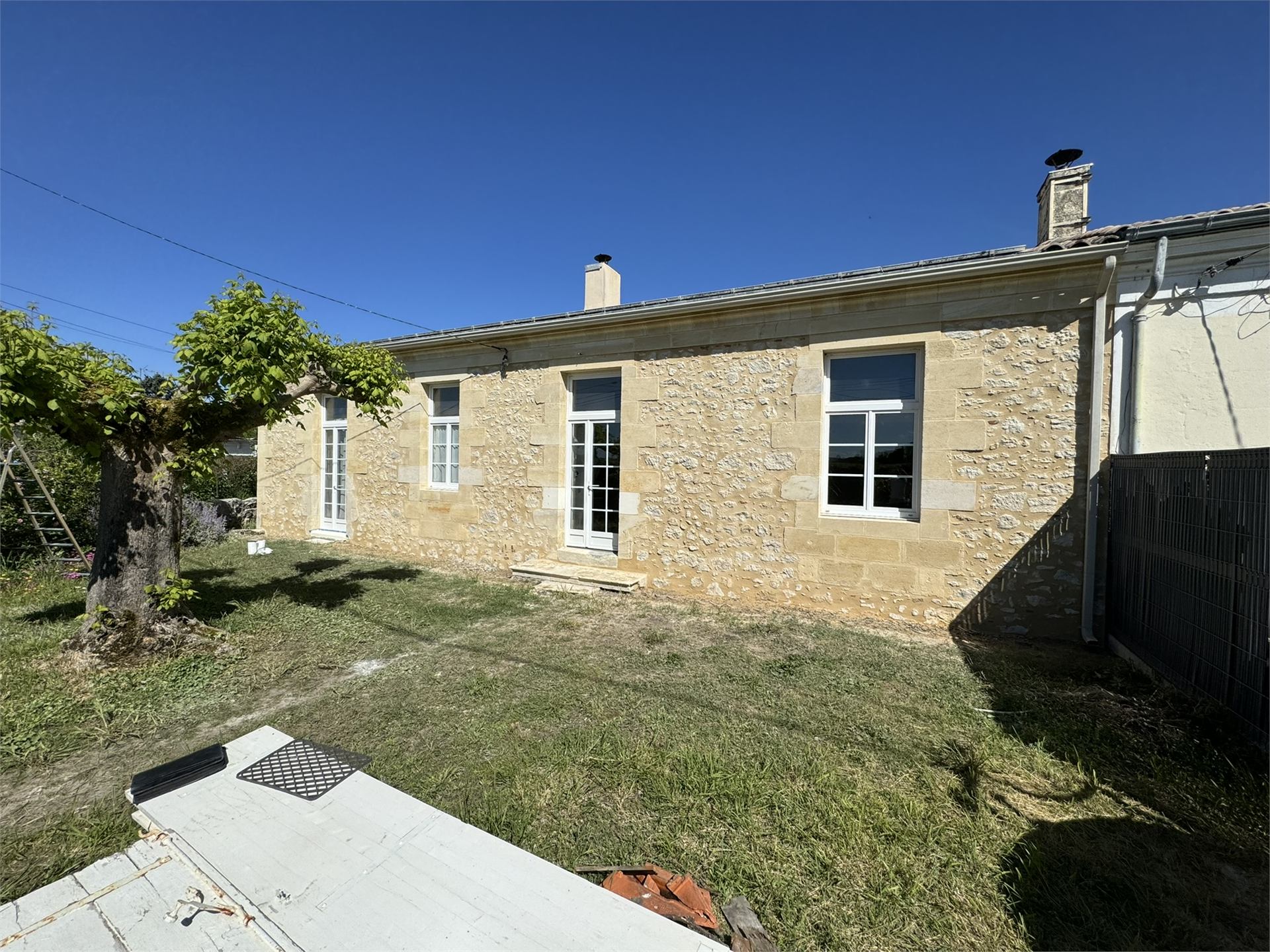 Façade en pierre apparente après piquage de l'enduit