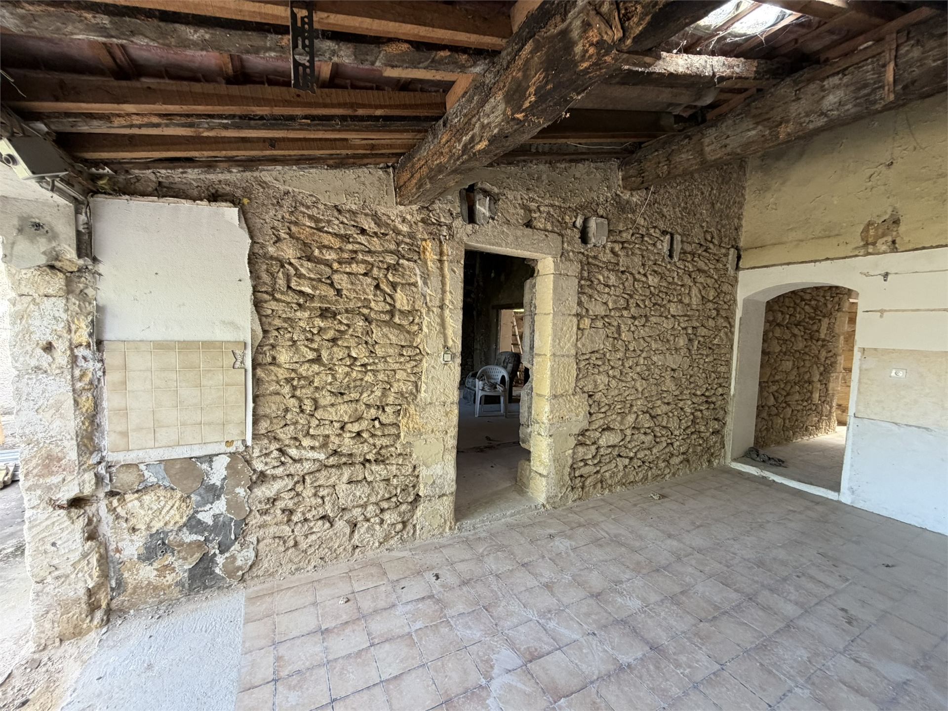 Mur en pierre brute avant piquage et rejointoiement, chantier medhi
