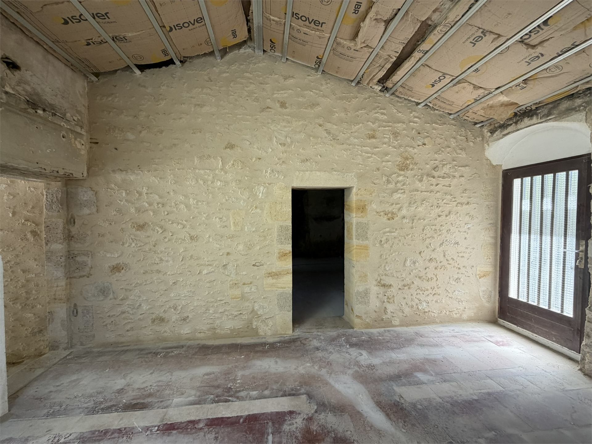 Mur en pierre piqué et rejointoyé après restauration, chantier medhi