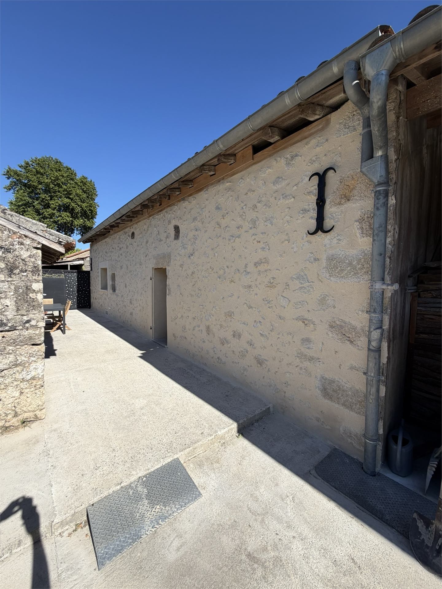 Mur en pierre piqué et rejointoyé, chantier à Cérons