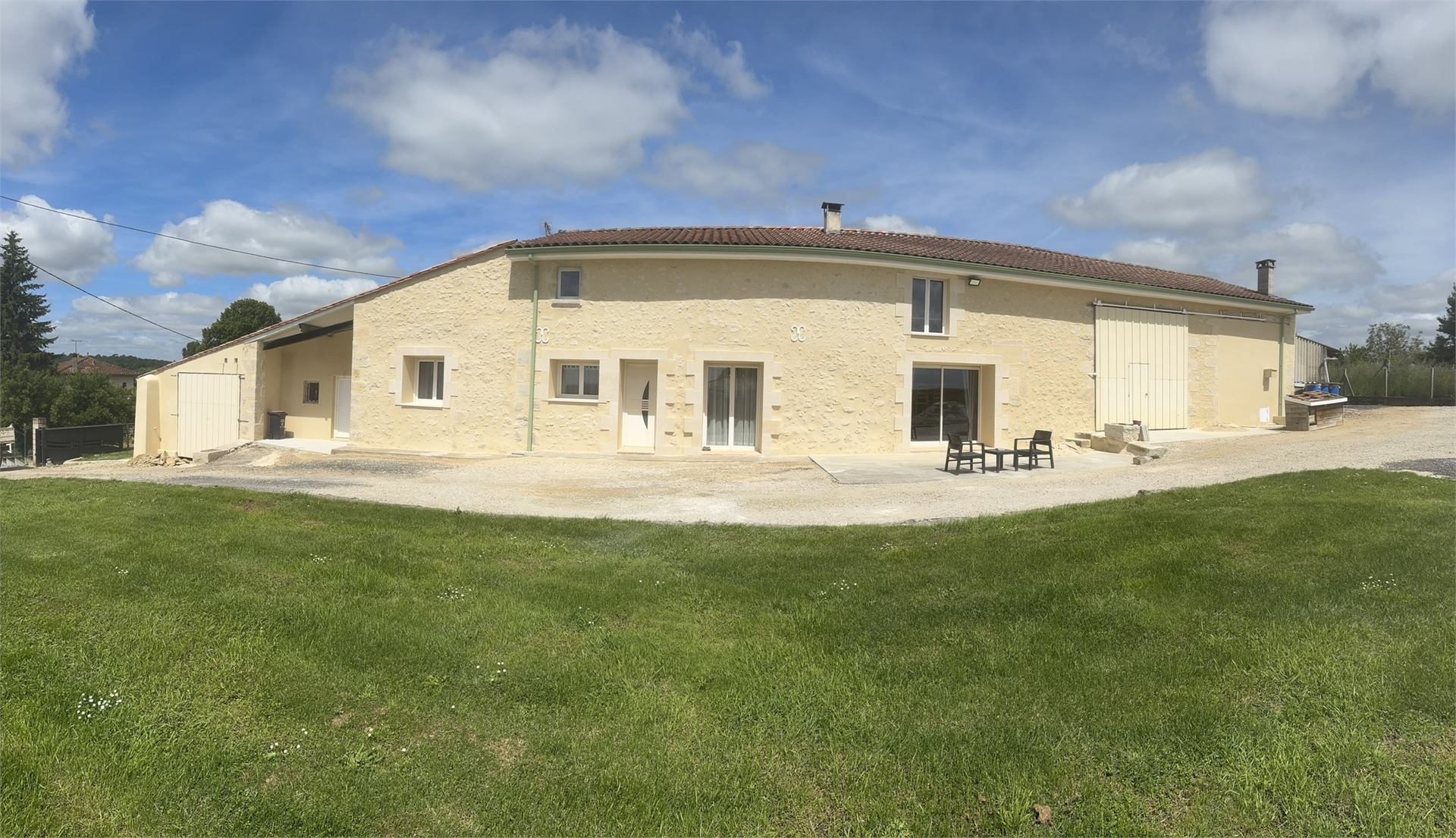 Longère en pierre entièrement rénovée avec terrasse, chantier à Soulignac