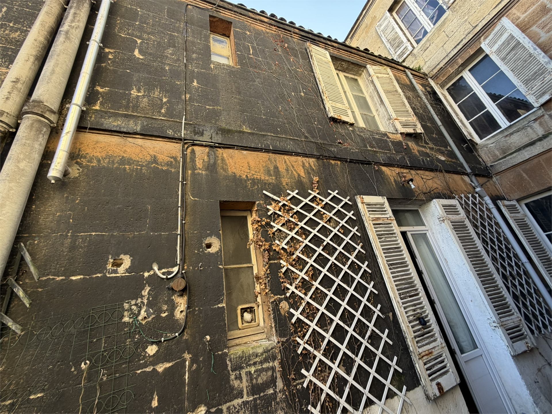 Façade en pierre noircie avant nettoyage, façade pour syndic à Bordeaux