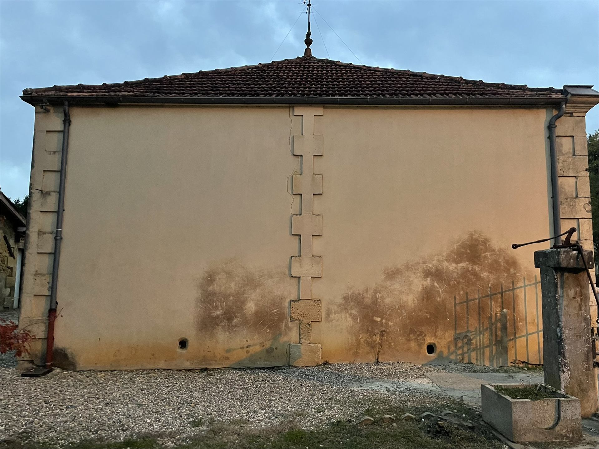 Façade du bâtiment communal avant restauration, Saint-Pierre-de-Bat
