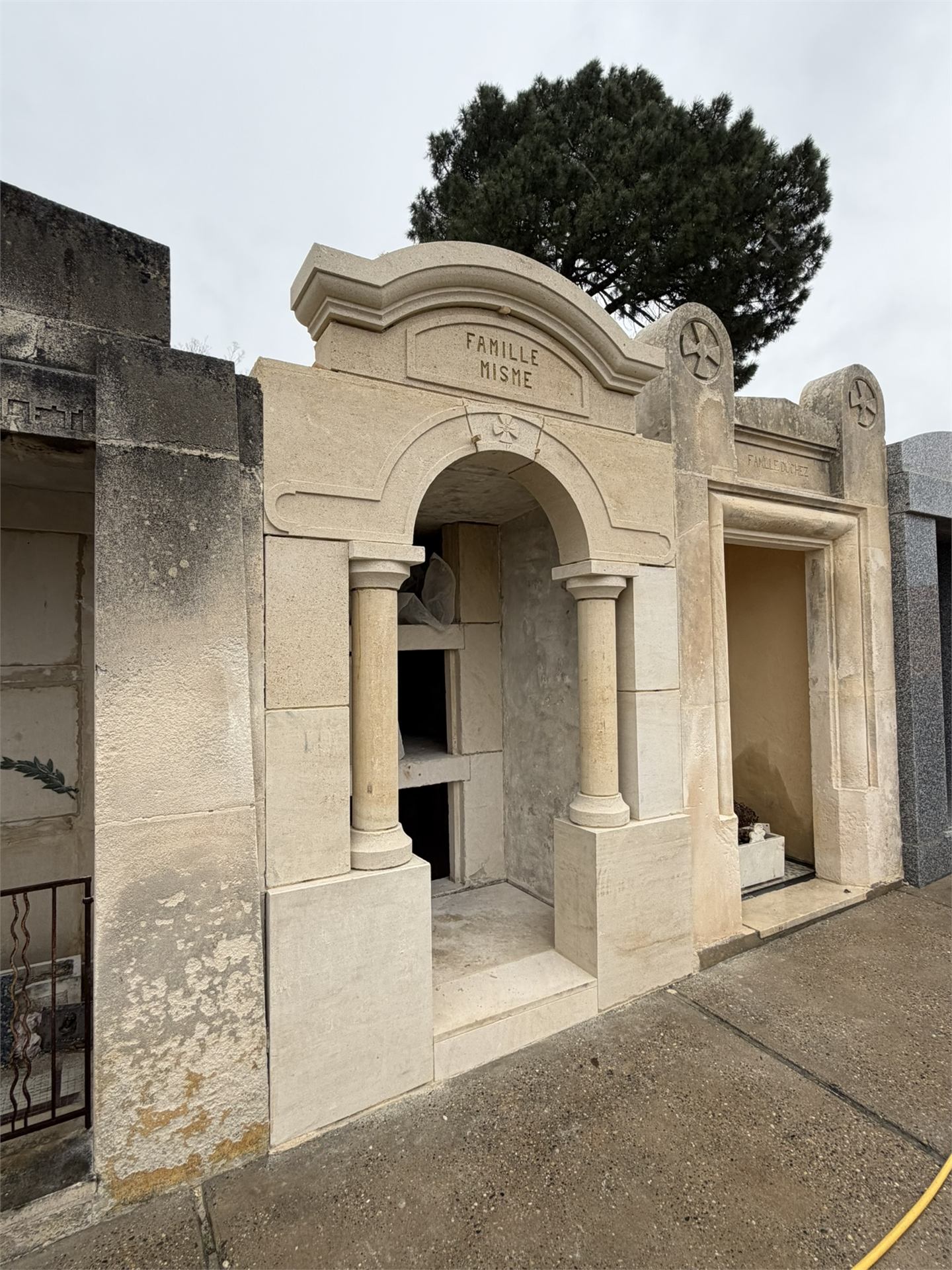 Porte de caveau en pierre sculptée, motif ornemental