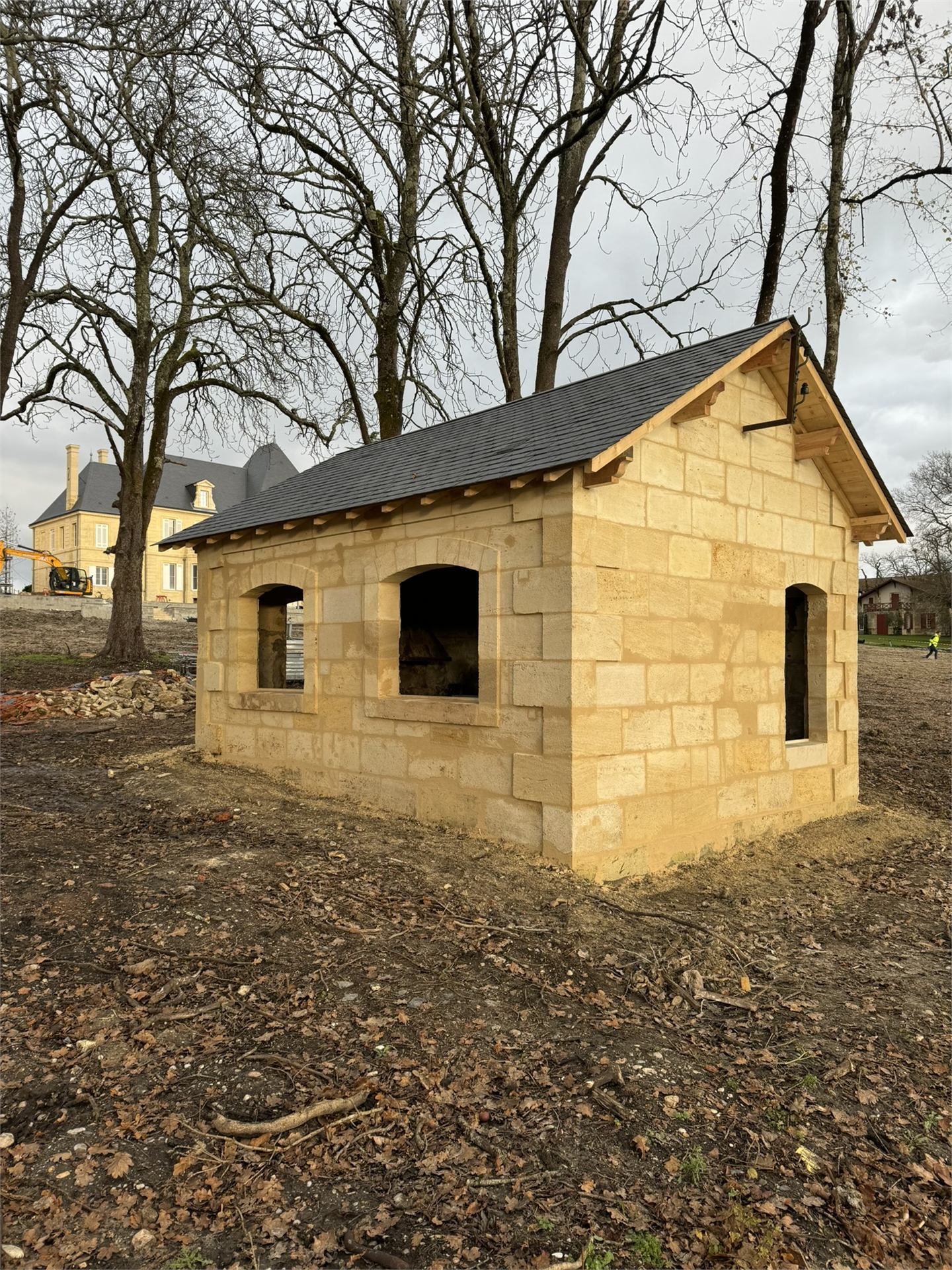 Pavillon en pierre calcaire reconstruit, parc du château Malleret